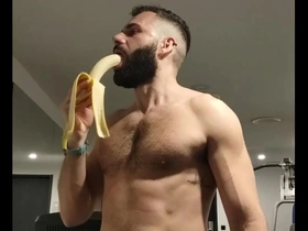 A healthy snack after a good workout: bananas for gay men.